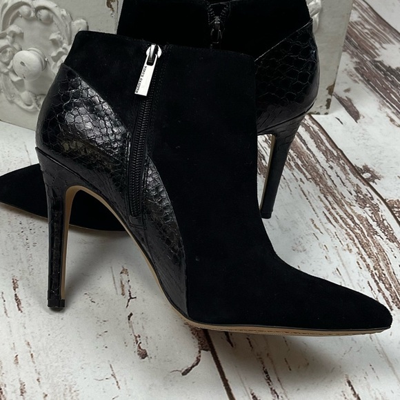 Black Suede Leather Ankle Booties VINCE CAMUTO KASI. - Picture 6 of 10